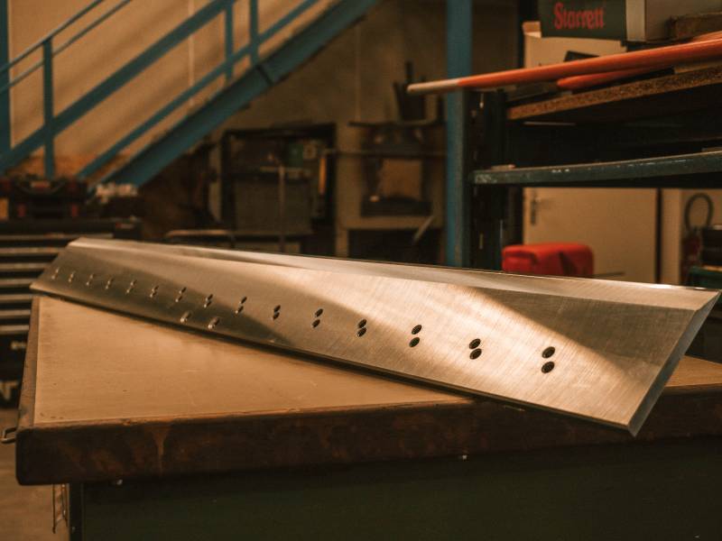 Fournisseur de lame droite carbure pour massicot industriel Polar proche de Rouen (76)